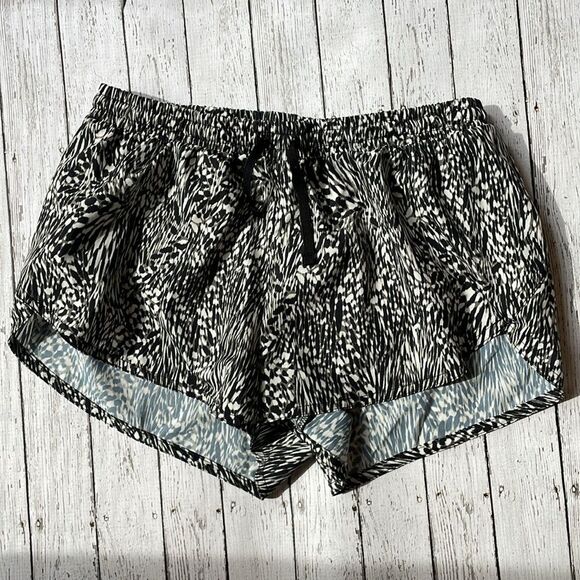 Old Navy Mid Rise Dolphin Hem 3” inseam workout shorts - Picture 2 of 3